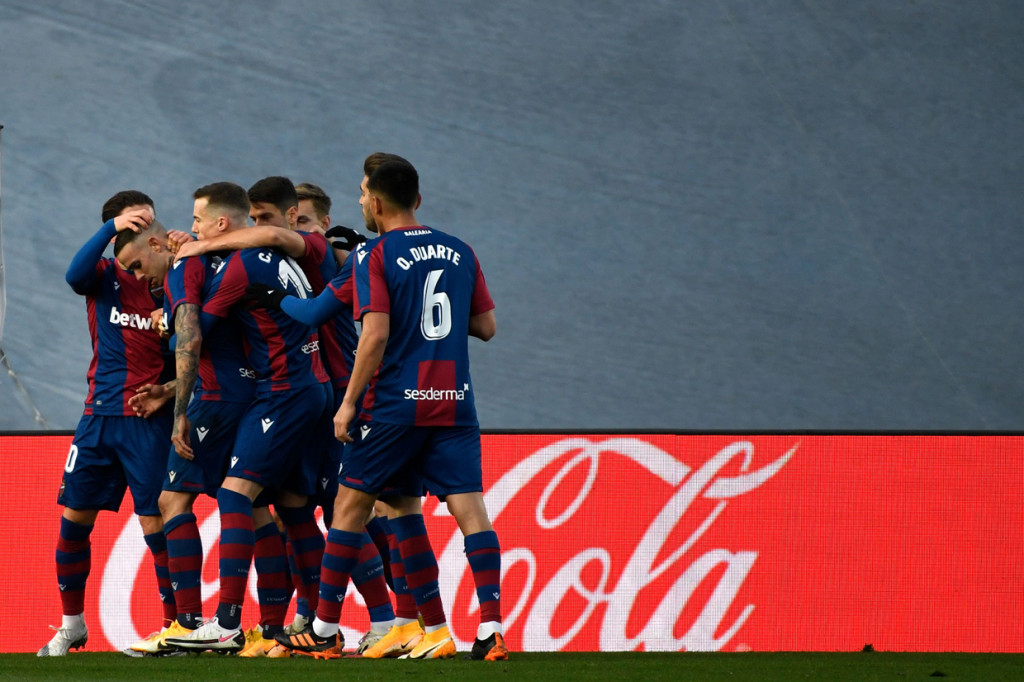 Roger Marti melakukan selebrasi usai mencetak gol ke gawang Real Madrid.