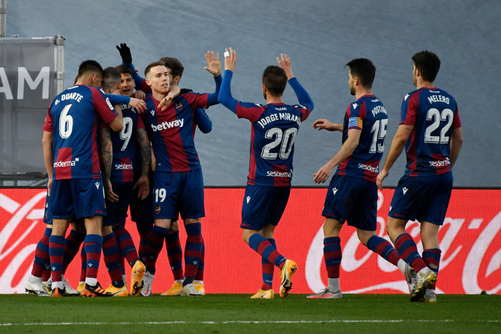 Pemain Levante merayakan kemenangan usai mengalahkan Real Madrid 2-1 pada lanjutan pekan ke-21 Liga Spanyol 2020-2021, di Stadion Alfredo Di Stefano.