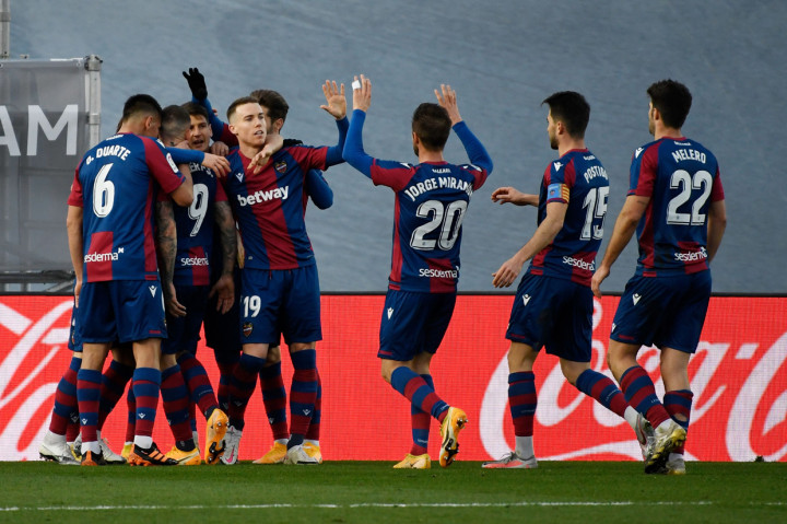 Pemain Levante merayakan kemenangan usai mengalahkan Real Madrid 2-1 pada lanjutan pekan ke-21 Liga Spanyol 2020-2021, di Stadion Alfredo Di Stefano.