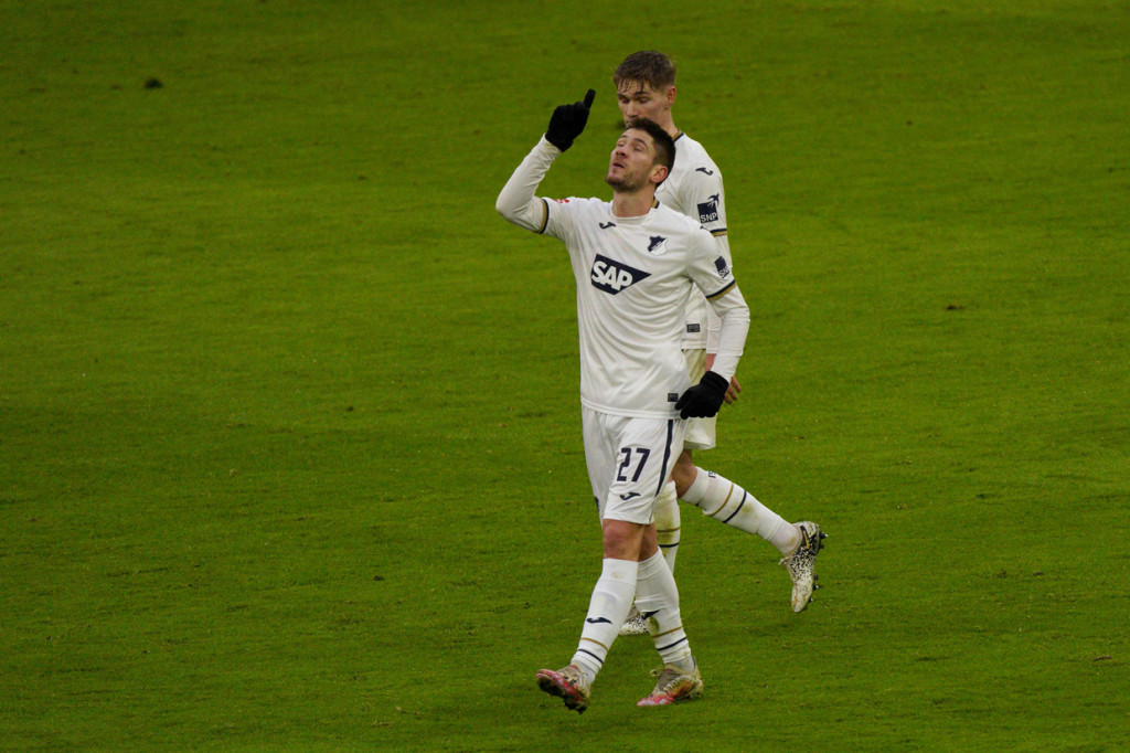 Semenit berselang, Andrej Kramaric mengubah skor menjadi 1-2. Dia merobek gawang Bayern setelah menuntaskan umpan silang. Skor tersebut bertahan hingga turun minum. AFP Photo/Guenter Schiffmann