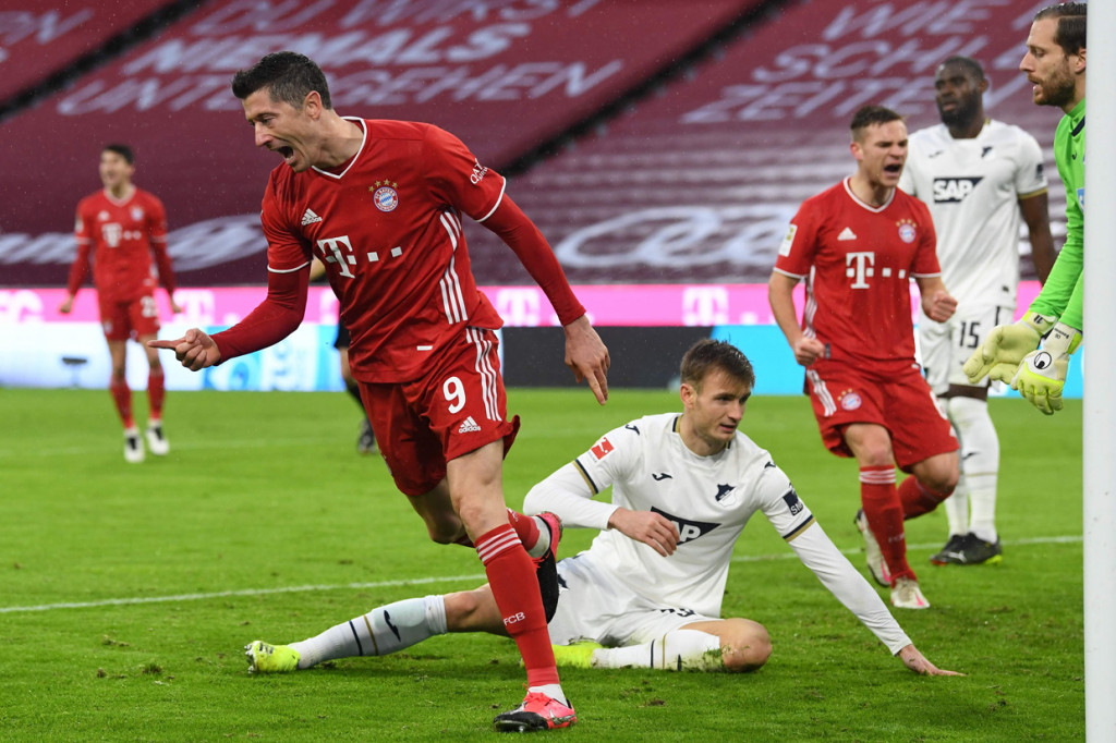 Bayern makin tak terbendung di babak kedua. Lewandowski mencatatkan namanya di papan skor pada menit ke-57 setelah bola tembakannya dari jarak dengan mulus masuk ke gawang Hoffenheim. AFP Photo/Andreas Gebert