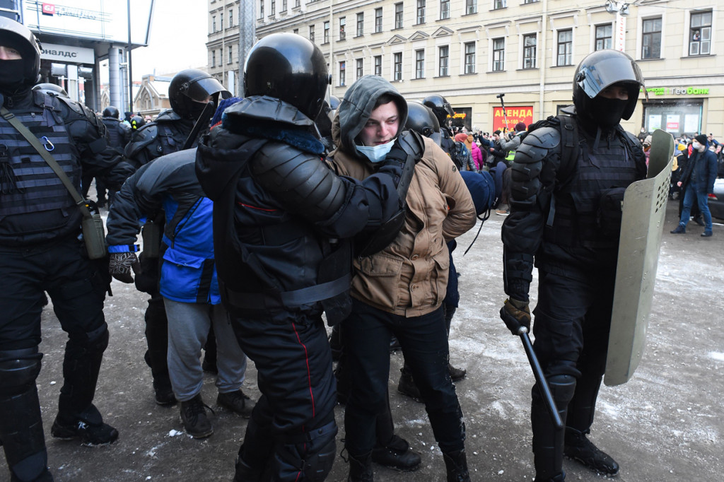Pada saat itu, tercatat lebih dari 3.400 pedemo ditangkap dalam aksi unjuk rasa yang berlangsung ricuh. AFP Photo/Olga Maltseva
