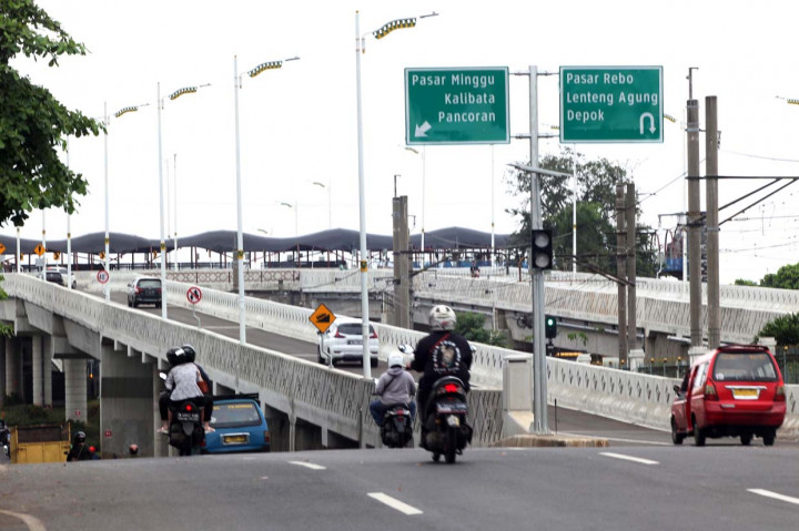 Kendaraan bermotor melintasi jalan Flayover Tanjung Barat untuk memutar arah di Jalan Raya Pasar Minggu, Jakarta Selatan.