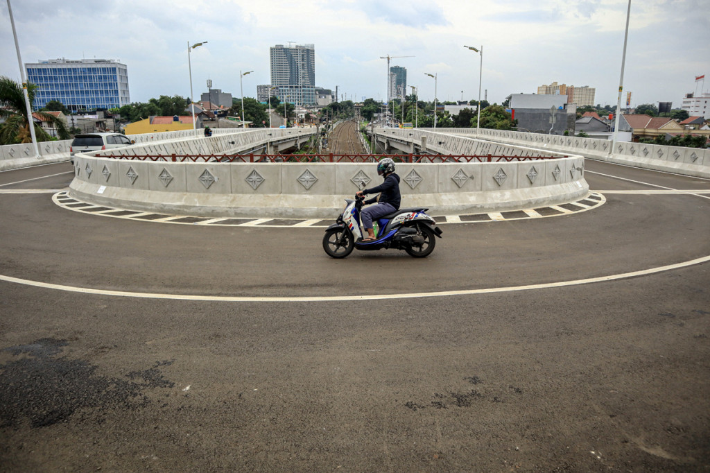 Kendaraan melewati jalan layang Tapal Kuda di Kawasan Lenteng Agung, Jakarta.