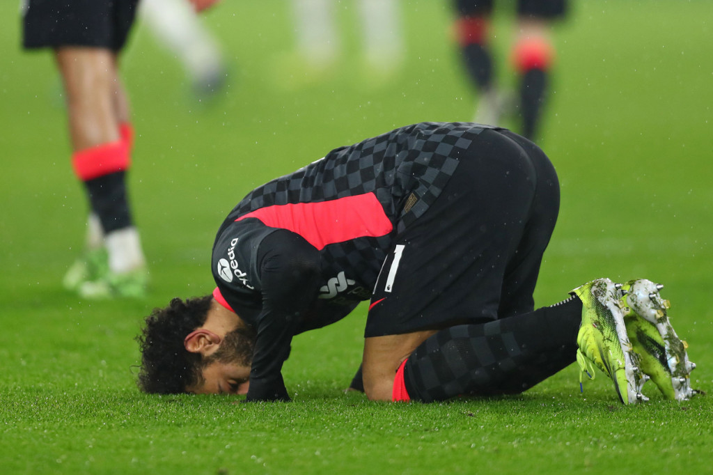 Gol pertama pemain bernomor punggung 11 tersebut dicetaknya pada menit ke-57 pertandingan, setelah menerima sodoran bola matang dari gelandang Curtis Jones. AFP Photo/Clive Rose