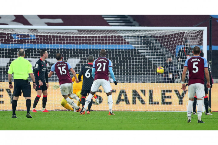 Pasukan The Hammers hanya mampu menipiskan skor melalui gol bek Craig Dawson pada menit ke-86, memanfaatkan bola liar hasil sepak pojok. AFP Photo/Clive Rose