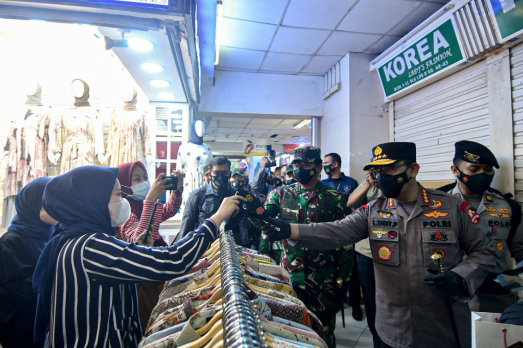 Kapolri Jenderal (Pol) Listyo Sigit Prabowo dan Panglima TNI Marsekal Hadi Tjahjanto mengunjungi Pasar Tanah Abang, Jakarta Pusat, Minggu, 31 Januari 2021. Kunjungan itu dilakukan dalam rangka memantau penerapan protokol kesehatan di pasar tersebut, khususnya penggunaan masker.