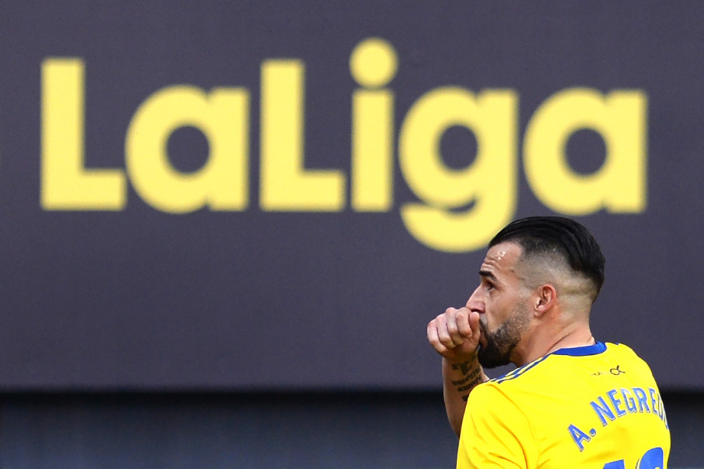 Namun Cadiz tak tinggal diam. Melalui skema serangan balik, Alvaro Negredo berhasil mengoyak gawang Jan Oblak pada menit ke-35.