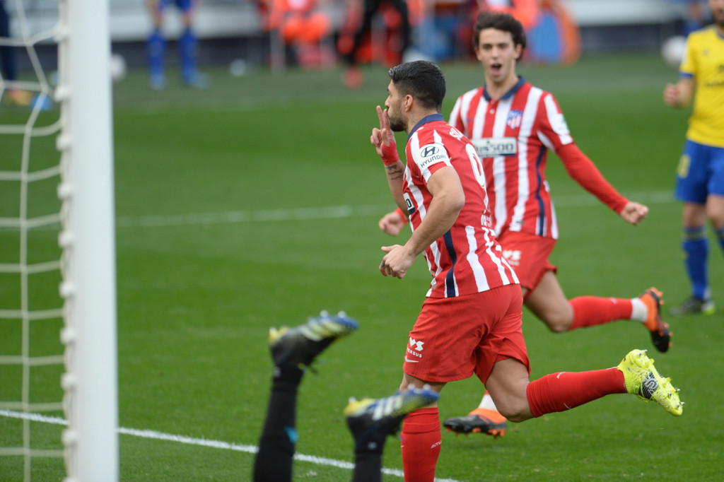 Lima menit setelah babak kedua dimulai, Atletico menambah keunggulan melalui penalti Suarez. Penalti diberikan usai Lemar dijatuhkan di kotak penalti.