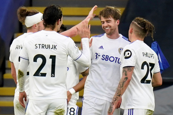 Patrick Bamford melakukan selebrasi usai mencetak gol ke gawang Leicester City. AFP Photo/Tim Keeton