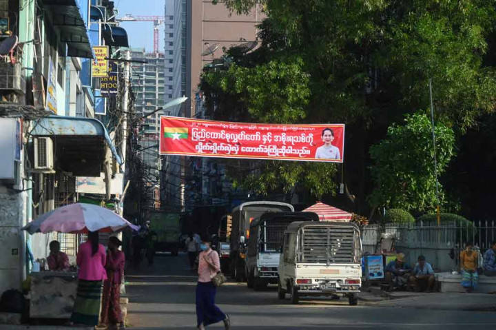 Sebuah spanduk yang mendukung pemimpin de facto Aung San Suu Kyi dipasang di sebuah jalan di Yangon pada Senin, 1 Februari 2021, menyusul laporan bahwa militer Myanmar telah menahan Suu Kyi dan presiden negara itu dalam sebuah kudeta.