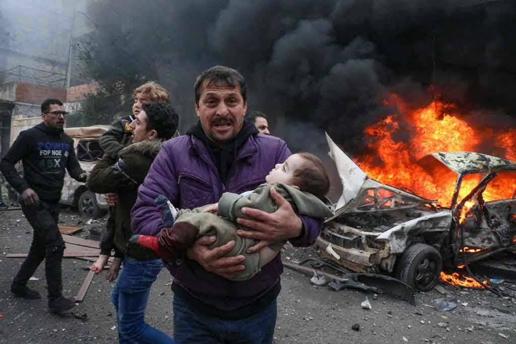 Warga mengevakuasi korban dari lokasi ledakan bom di kawasan Azaz, Aleppo, Suriah, Minggu, 31 Januari 2021 waktu setempat. 