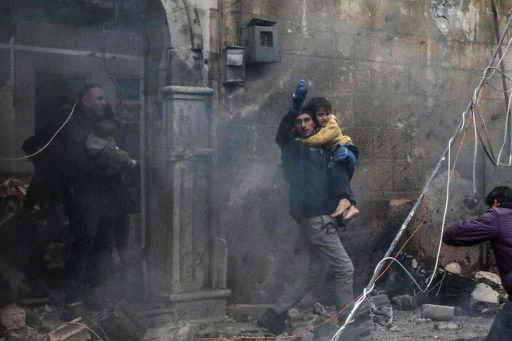 Serangan pertama terjadi di dekat pusat budaya di Kota Azaz yang menewaskan tujuh warga sipil, termasuk seorang gadis muda, kata Observatorium Suriah untuk Hak Asasi Manusia yang berbasis di Inggris. Pengamat mengatakan sekitar 30 orang juga terluka dalam serangan itu.