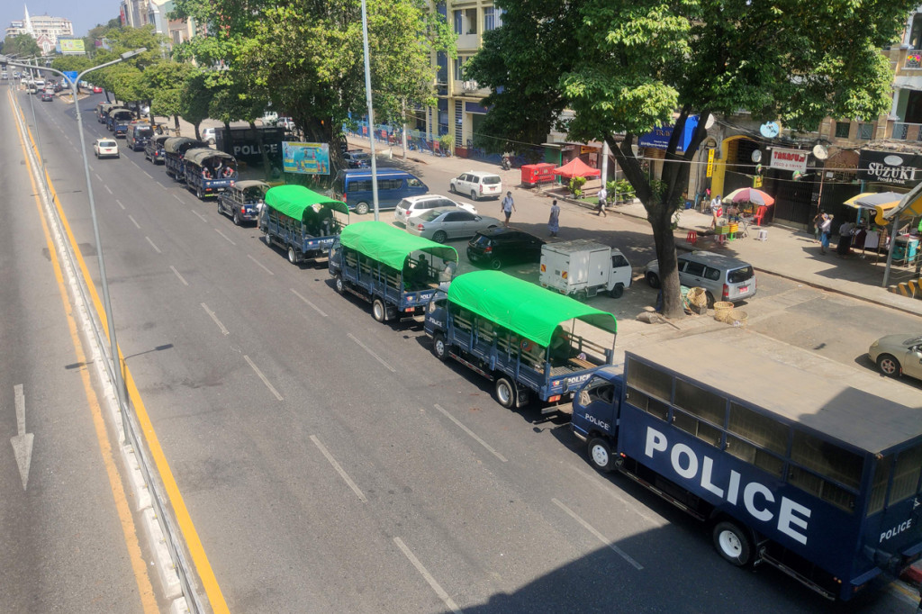 Mobil polisi berjejer di sepanjang jalan di Yangon, Myanmar.
