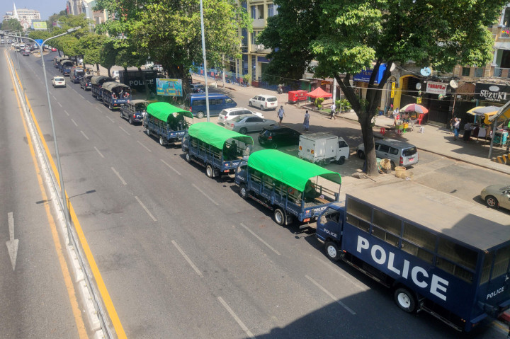 Mobil polisi berjejer di sepanjang jalan di Yangon, Myanmar.