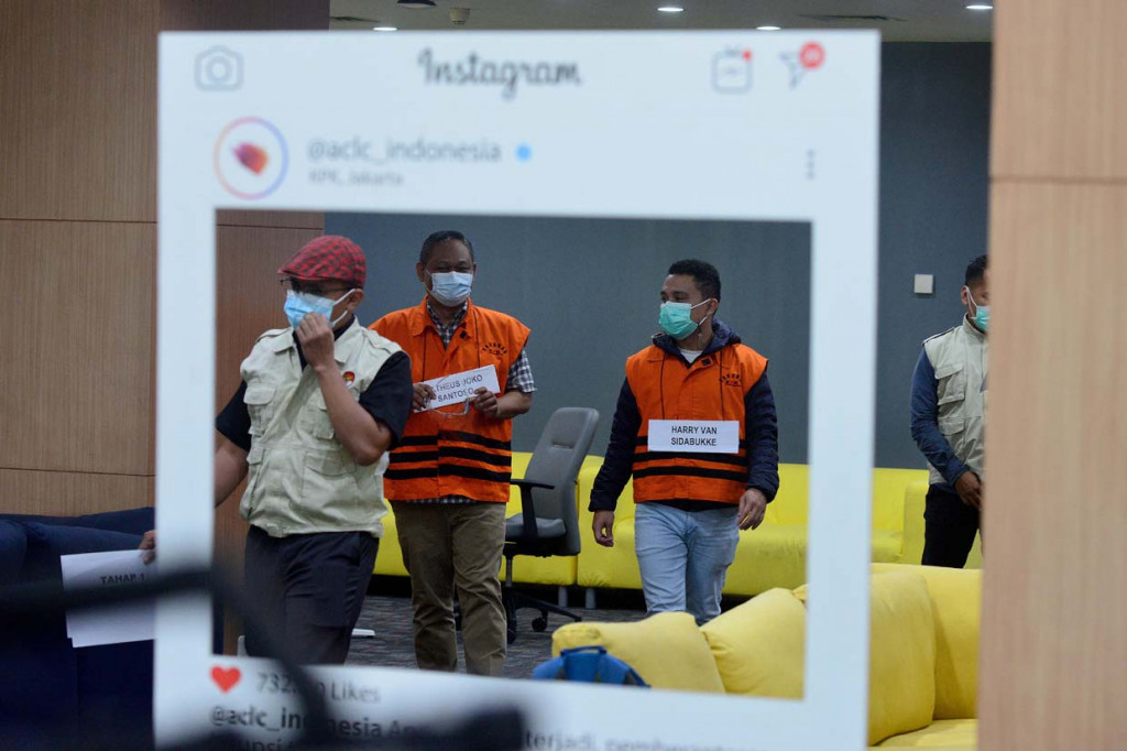 Penyidik Komisi Pemberantasan Korupsi (KPK) menghadirkan tersangka pejabat pembuat komitmen (PPK) di Kementerian Sosial, yakni Matheus Joko Santoso (MJS) (kiri) dan unsur swasta Harry van Sidabuke saat menggelar rekonstruksi perkara dugaan korupsi bantuan sosial di Gedung KPK, Rasuna Said, Jakarta.