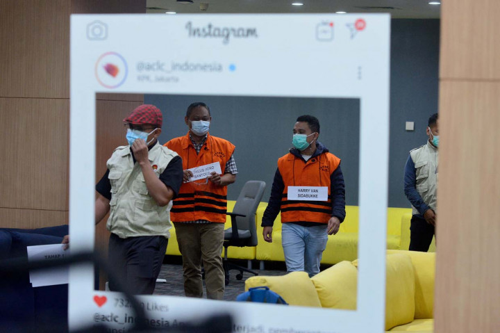 Penyidik Komisi Pemberantasan Korupsi (KPK) menghadirkan tersangka pejabat pembuat komitmen (PPK) di Kementerian Sosial, yakni Matheus Joko Santoso (MJS) (kiri) dan unsur swasta Harry van Sidabuke saat menggelar rekonstruksi perkara dugaan korupsi bantuan sosial di Gedung KPK, Rasuna Said, Jakarta.