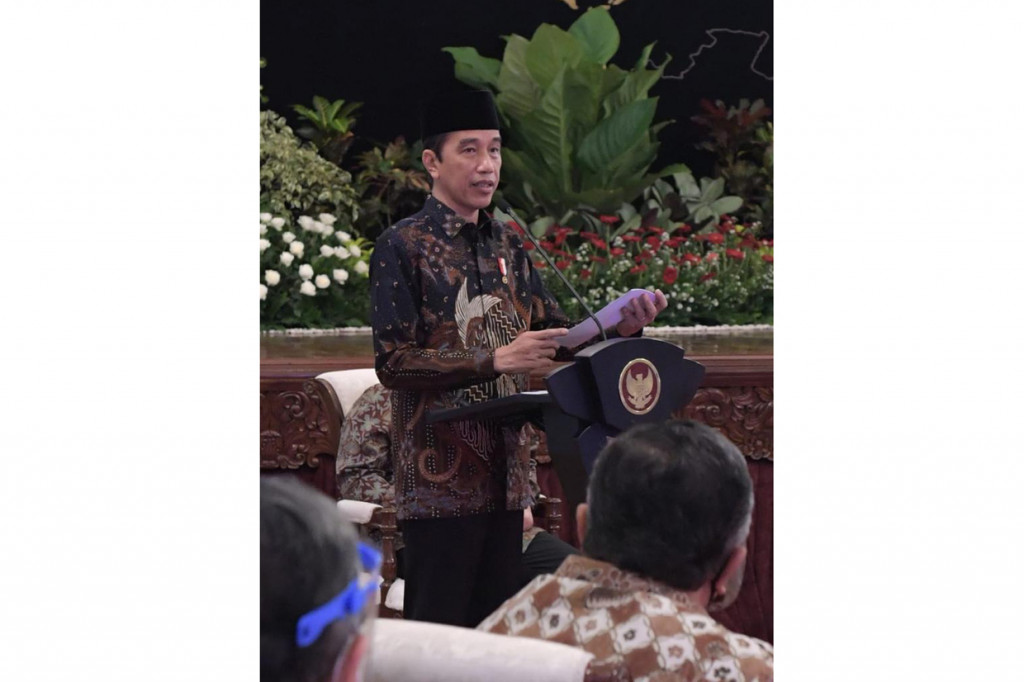 “Dengan mengucap Bismillahirrahmanirrahim PT Bank Syariah Indonesia Tbk saya nyatakan diluncurkan berdirinya,” ujar Jokowi di Istana Negara Jakarta.
