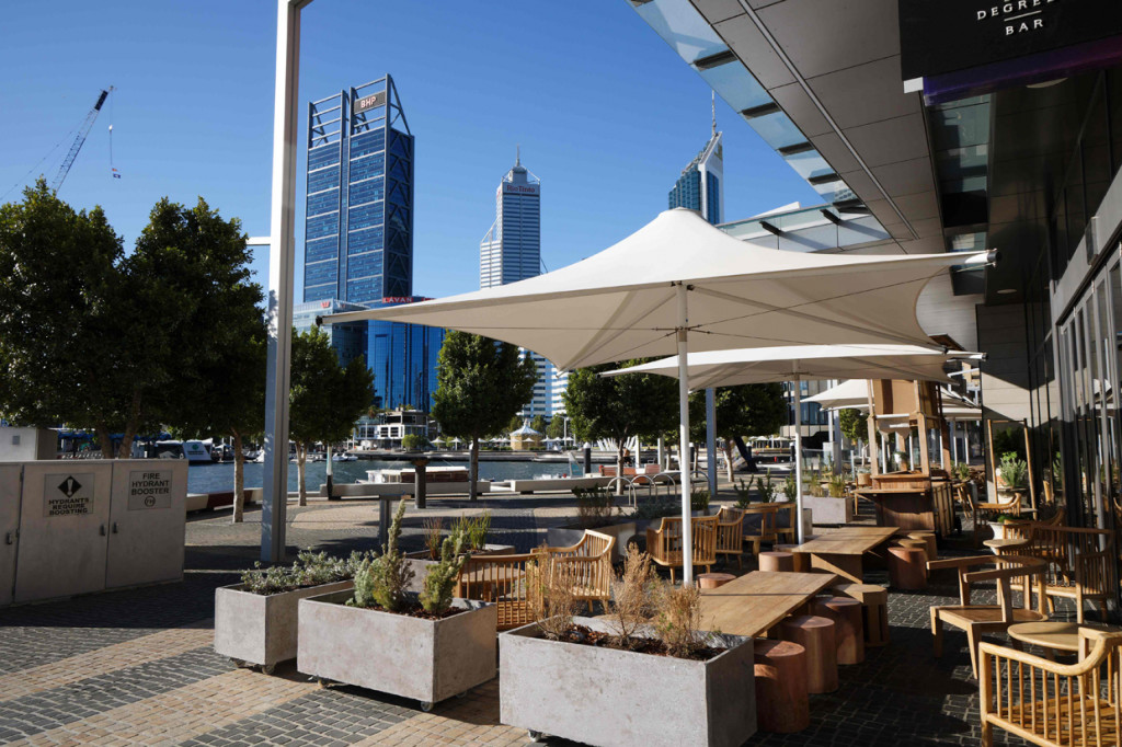 Suasana sebuah restoran kosong di area Elizabeth Quay yang biasanya sibuk di Perth, Minggu, 31 Januari 2021.