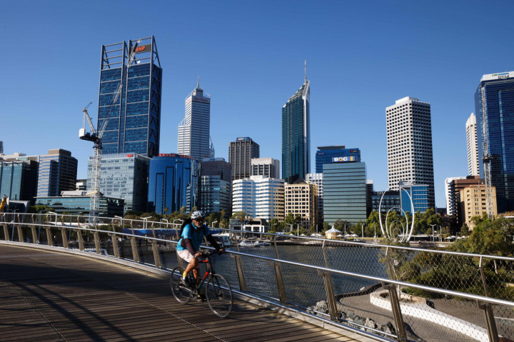 Sekitar dua juta warga Australia memulai hari pertama mereka di bawah status penguncian (lockdown) di Perth pada Senin, 1 Februari 2021. 