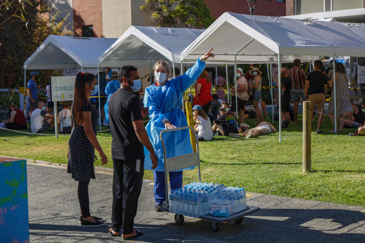 Lockdown di Perth diterapkan selama lima hari usai seorang petugas keamanan di sebuah hotel dinyatakan positif covid-19. Hotel tempatnya bekerja merupakan lokasi karantina warga Australia yang baru pulang dari luar negeri.