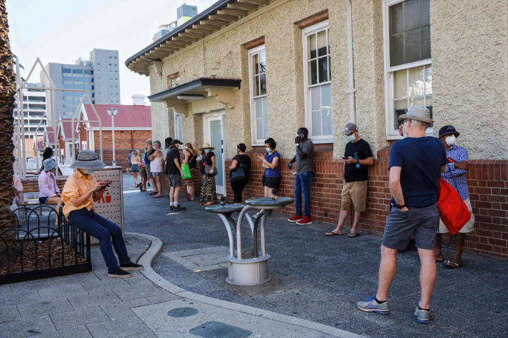 Sebanyak 66 individu merupakan kontak dekat dari petugas keamanan tersebut, dan semuanya telah dinyatakan negatif covid-19.