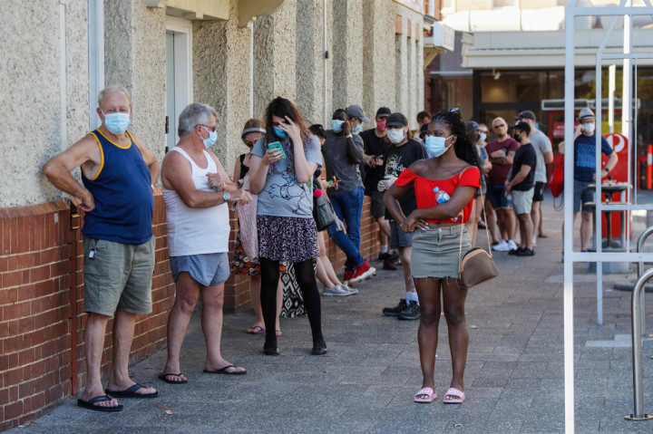 Orang-orang mengantre untuk diuji Covid-19 di Rumah Sakit Royal Perth di Perth, Minggu, 31 Januari 2021.
