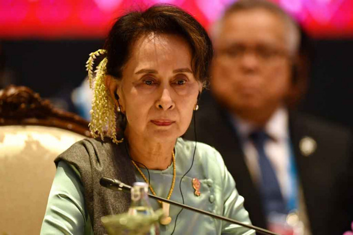 Militer Myanmar telah menahan pemimpin de facto negara itu Aung San Suu Kyi dan Presiden Win Myint pada Senin, 1 Februari 2021 dini hari waktu setempat. Penahanan tersebut diduga merupakan kudeta militer.