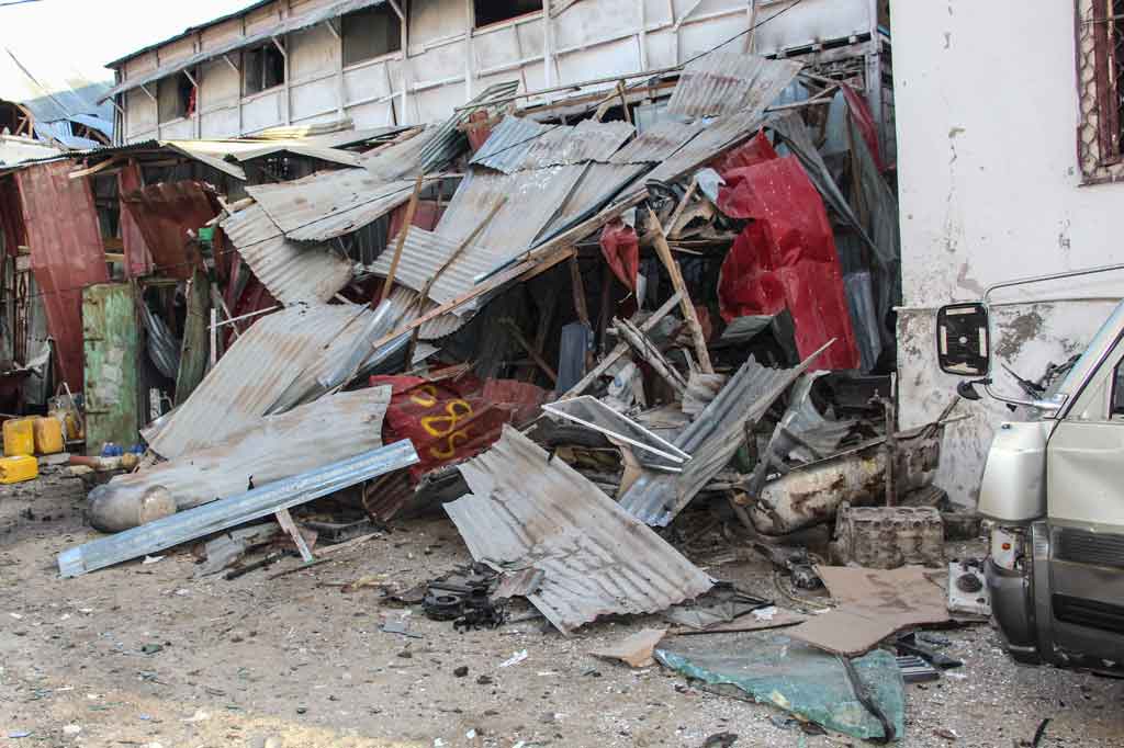 Para jihadis Al Shabaab yang terkait dengan Al-Qaeda meledakkan bom mobil di pintu masuk Hotel Afrik di persimpangan sibuk dekat bandara, sebelum mereka menyerbu hotel, dan kemudian terlibat baku tembak dengan personel keamanan.