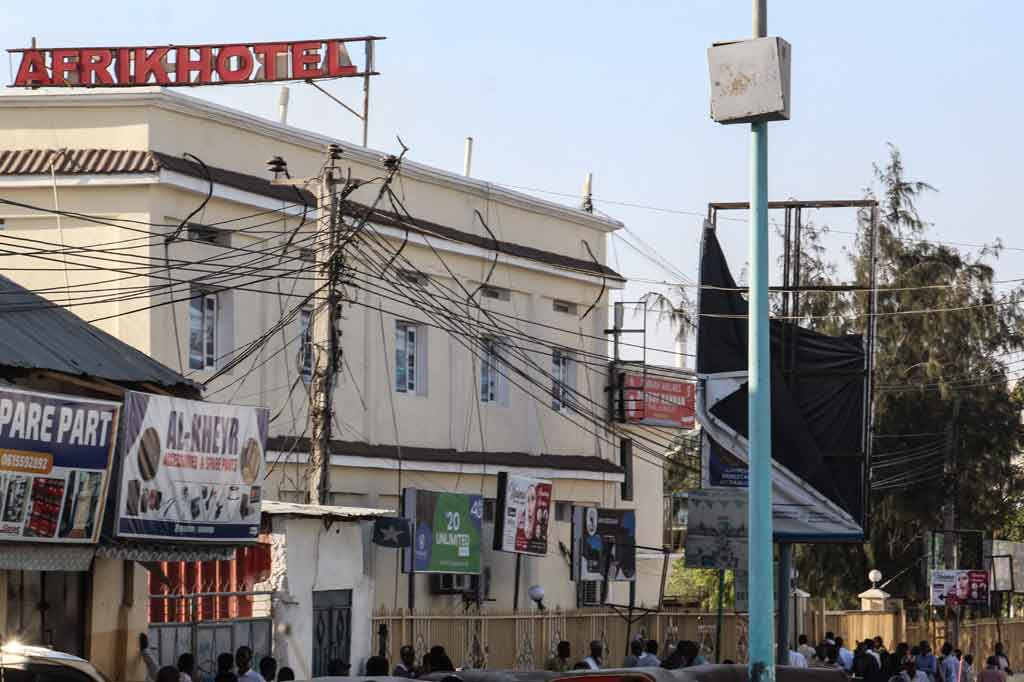 Juru bicara polisi Somalia Sadik Dudishe mengatakan pada konferensi pers bahwa empat penyerang juga tewas dalam peristiwa tersebut. 