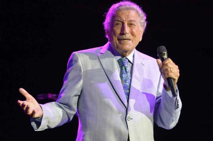 Penyanyi legendaris Tony Bennett  sedang berjuang melawan penyakit Alzheimer. Bennett didiagnosis menderita Alzheimer sejak empat tahun lalu.