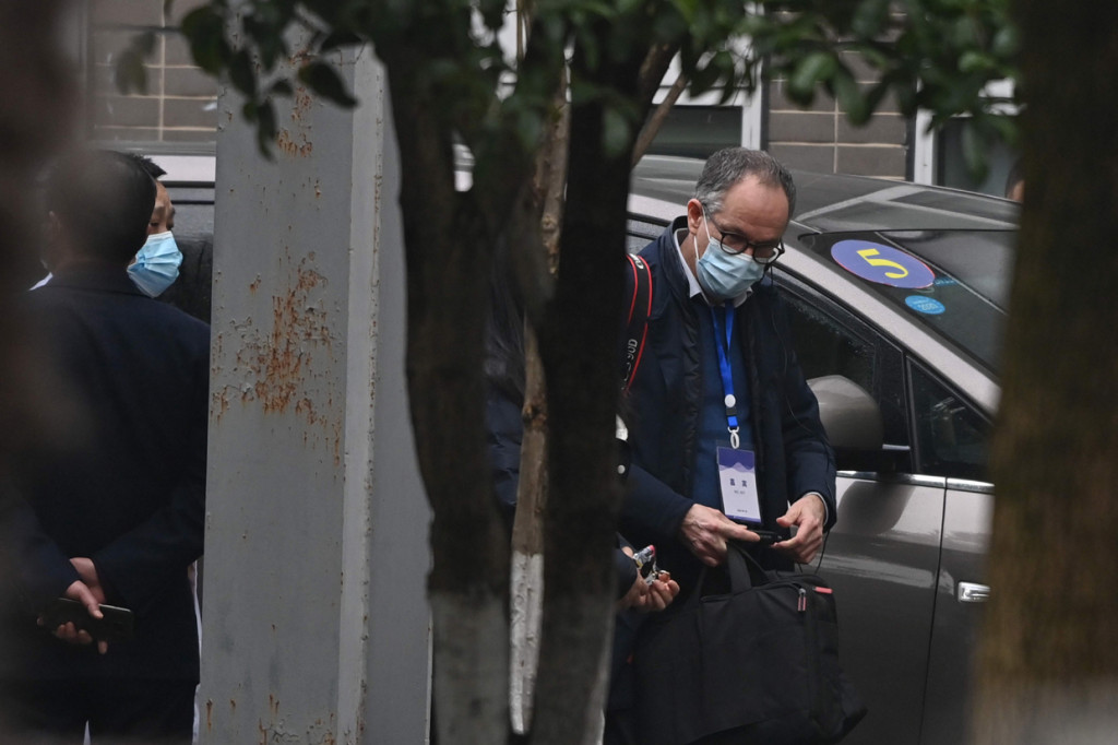 Peter Ben Embarek, pakar WHO di bidang penyait zoonotik, yang menular dari hewan ke manusia atau sebaliknya, menjadi salah satu anggota dalam kunjungan ini.