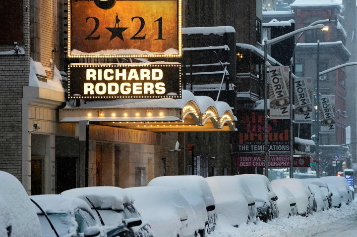 Deretan mobil tertutup salju di luar teater Broadway selama badai musim dingin di New York City, AS, Senin, 1 Februari 2021. AFP Photo/Timothy A Clary