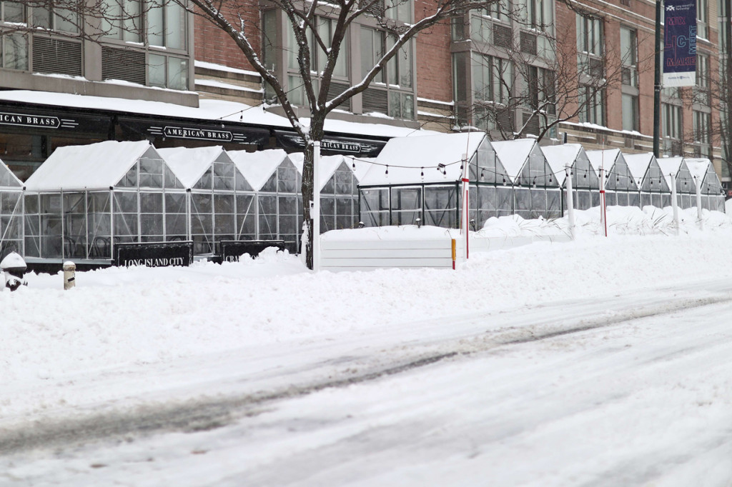 Badai salju dahsyat telah menyebabkan timbunan salju setinggi satu kaki (30 cm) di sepanjang wilayah pesisir timur Amerika Serikat, termasuk Kota New York. AFP Photo/Dimitrios Kambouris 