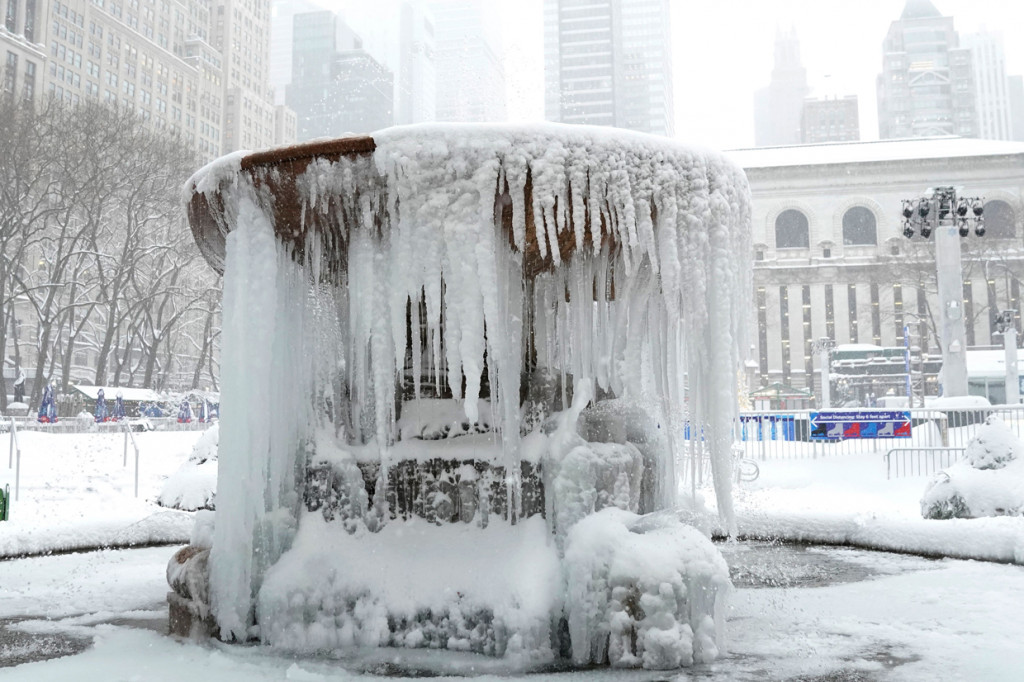 Air Mancur Peringatan Josephine Shaw Lowell di Bryant Park membeku akibat badai musim dingin di New York. AFP Photo/Timothy A Clary