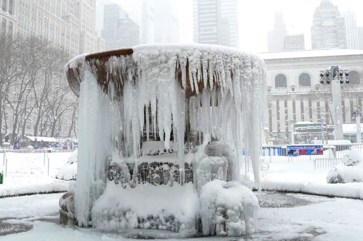 Air Mancur Peringatan Josephine Shaw Lowell di Bryant Park membeku akibat badai musim dingin di New York. AFP Photo/Timothy A Clary