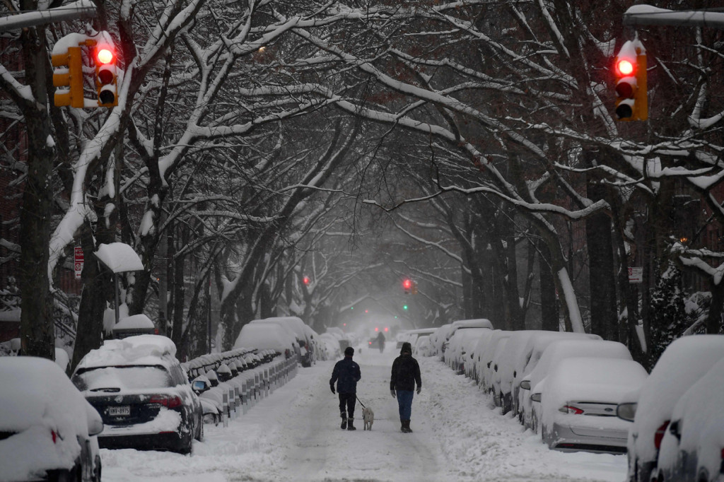 Menurut laporan Dinas Cuaca Nasional AS, tumpukan salju setinggi 45 hingga 60 sentimeter akan terjadi di New York selatan, New Jersey timur laut. AFP Photo/Angela Weiss
