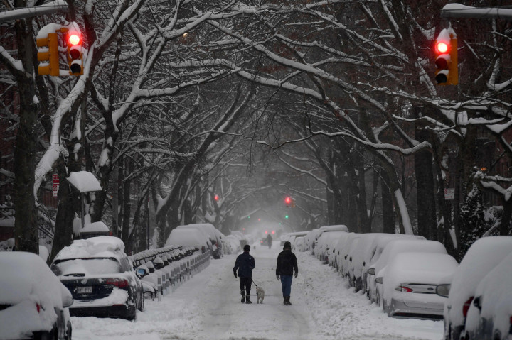 Menurut laporan Dinas Cuaca Nasional AS, tumpukan salju setinggi 45 hingga 60 sentimeter akan terjadi di New York selatan, New Jersey timur laut. AFP Photo/Angela Weiss
