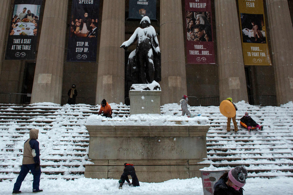 Wali Kota New York Bill de Blasio segera memberlakukan keadaan darurat lokal yang melarang warga menempuh perjalanan tak penting. AFP Photo/Kena Betancur 
