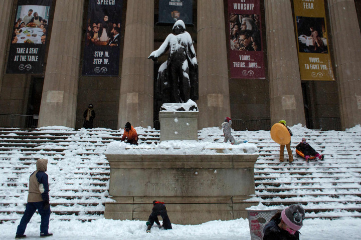 Wali Kota New York Bill de Blasio segera memberlakukan keadaan darurat lokal yang melarang warga menempuh perjalanan tak penting. AFP Photo/Kena Betancur 
