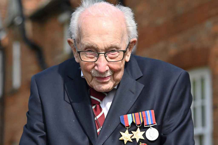 Kapten Tom Moore, 100, yang memenangkan hati warga Inggris dengan penggalangan dana Covid-19, pada Minggu dirawat di rumah sakit karena positif virus korona. Moore dirawat di rumah sakit di Bedford, Inggris tengah.