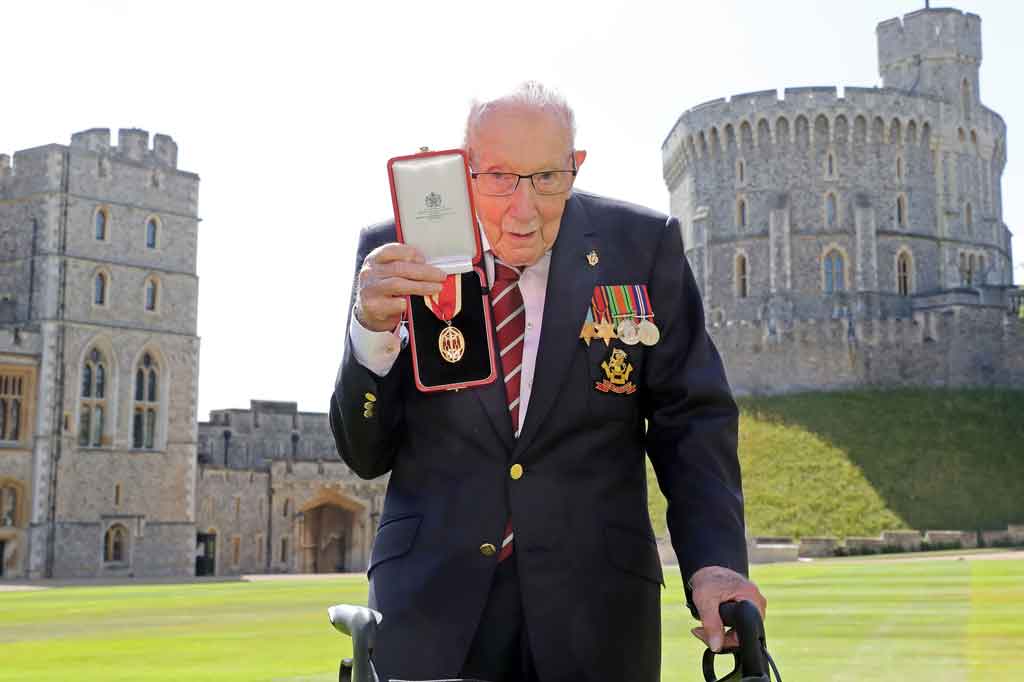 Moore mengumpulkan jutaan pound untuk amal dengan berjalan-jalan di sekitar tamannya dan kemudian menjadi orang tertua yang memuncaki tangga lagu Inggris dengan cover 'You're Never Walk Alone'.