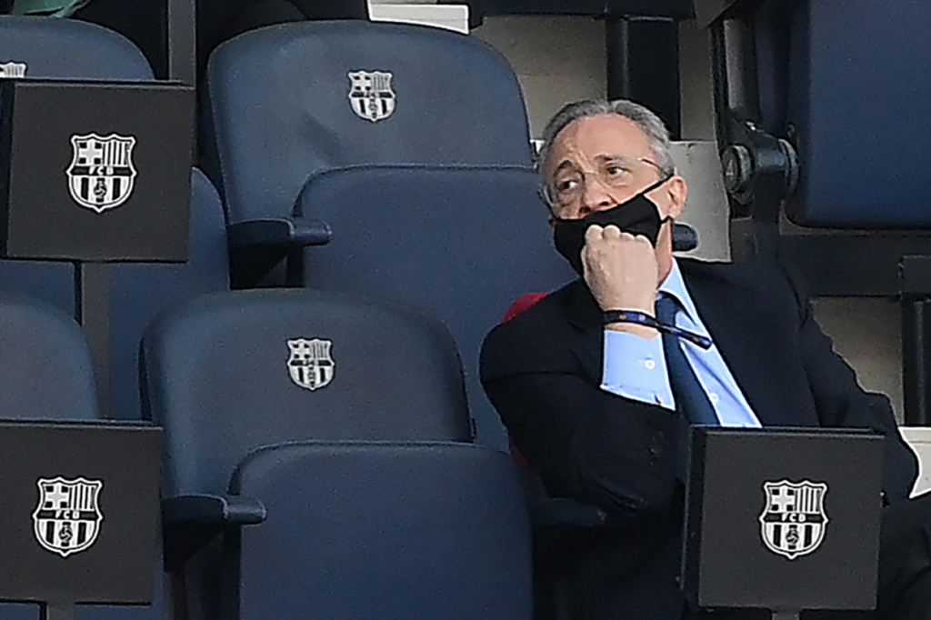 Presiden Real Madrid Florentino Perez (73) dinyatakan positif Covid-19. Hal tersebut diumumkan oleh klub pada Selasa, 2 Februari 2021. AFP Photo/Lluis Gene