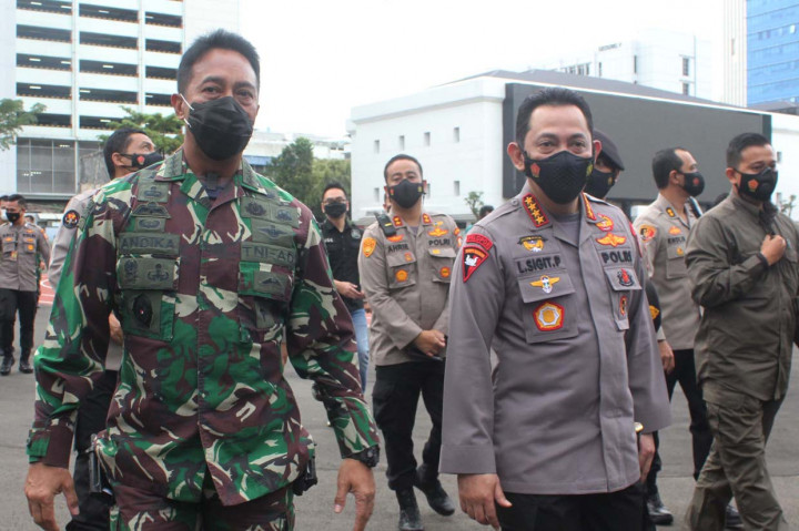 Kepala Staf Angkatan Darat, Jenderal TNI Andika Perkasa (kiri) mengajak berkeliling Komplek saat menerima kunjungan pertama Kapolri Jenderal Listyo Sigit Prabowo (kanan) di Komplek Mabes TNI AD, Jakarta.