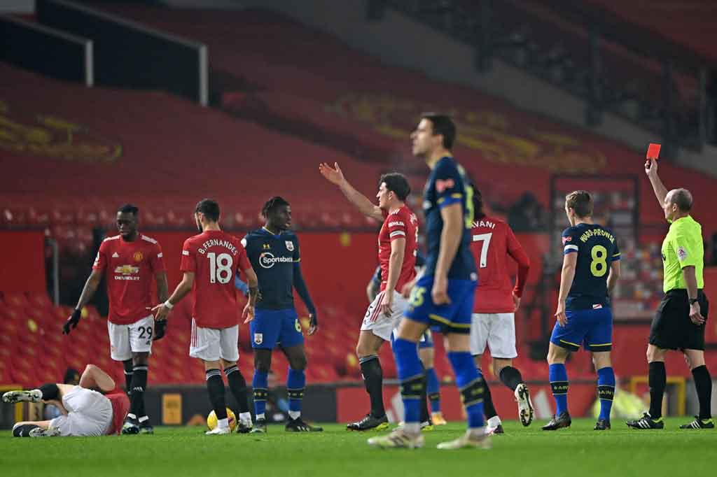 Kartu merah yang diterima talenta muda Southampton, Alexandre Jankewitz, saat pertandingan belum genap berusia dua menit dimanfaatkan dengan maksimal oleh tuan rumah. Jankewitz diusir keluar lapangan setelah menerjang paha Scot McTominay.