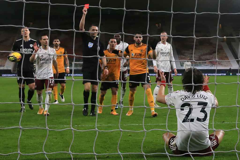 Petaka bagi Arsenal terjadi pada menit ketiga injury time babak pertama setelah David Luiz menjegal Willian Jose yang segera disambut kartu merah dari wasit Craig Pawosn dan tuan rumah pun mendapatkan hadiah tendangan penalti.