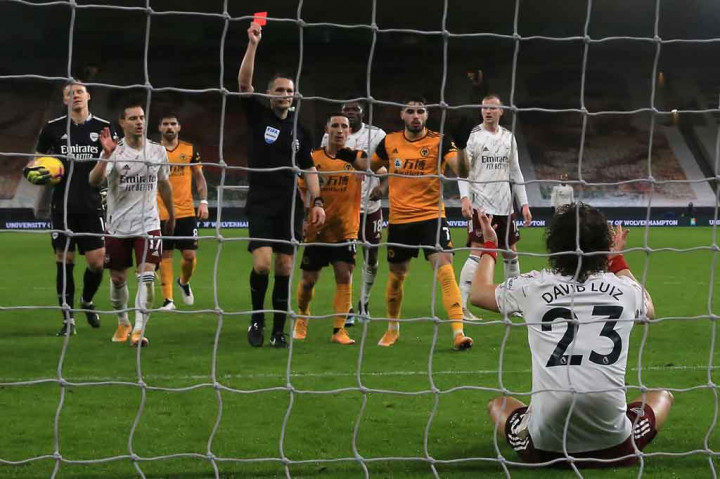 Petaka bagi Arsenal terjadi pada menit ketiga injury time babak pertama setelah David Luiz menjegal Willian Jose yang segera disambut kartu merah dari wasit Craig Pawosn dan tuan rumah pun mendapatkan hadiah tendangan penalti.