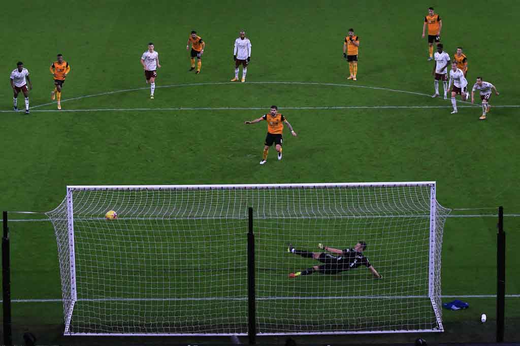 Ruben Neves dengan dingin memperdaya kiper Bern Leno guna membawa Wolverhampton menyamakan kedudukan saat turun minum.