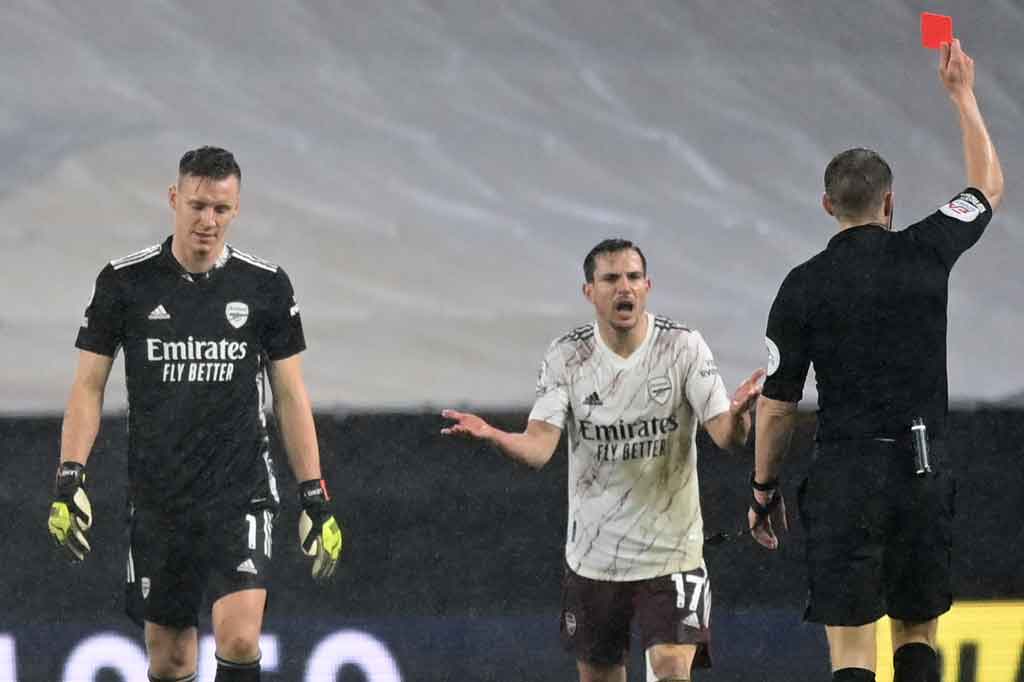 Arsenal semakin sulit untuk menyamakan kedudukan ketika pada menit ke-72 Leno diganjar kartu merah setelah terlanjur keluar dari kotak penalti dan menangkap bola untuk menghadang peluang Wolverhampton.