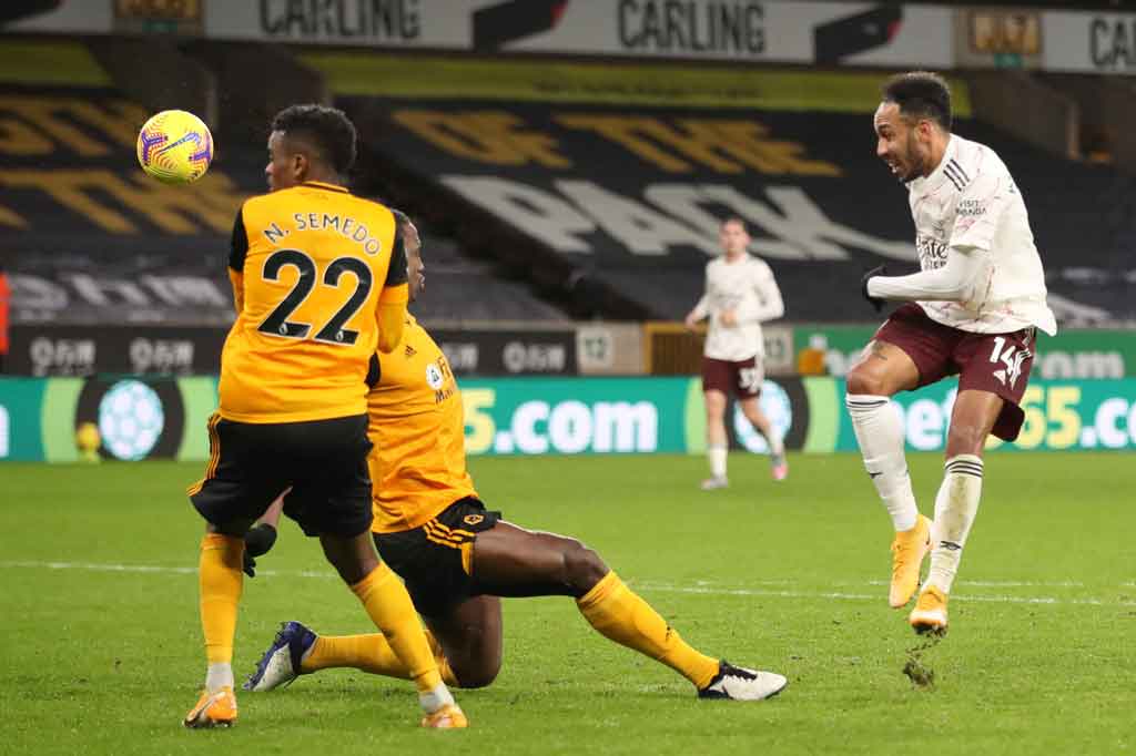 Kendati bermain dengan sembilan pemain, Arsenal berusaha keras bangkit tetapi peluang terakhir mereka untuk membalas melalui Pierre-Emerick Aubameyang dan Saka tak mampu melewati barisan pertahanan Wolverhampton. Skor 2-1 untuk tuan rumah bertahan hingga laga usai.